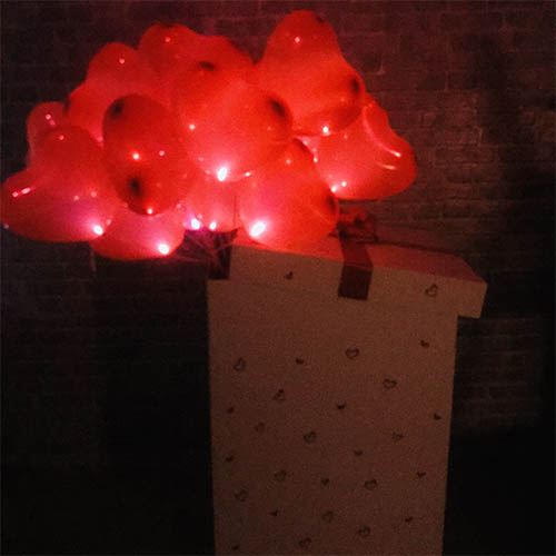 Коробка сюрприз Гигант с воздушными шарами № 40