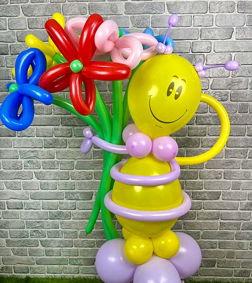 Фигура из воздушных шаров "Пчелка с цветами"